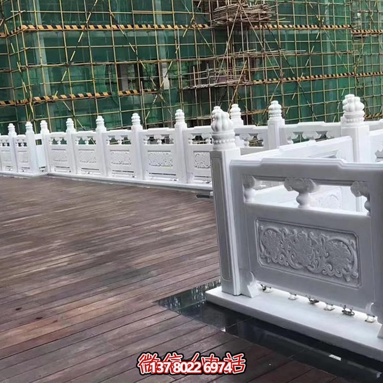 絢麗多彩的防護欄桿，為河道升旗臺打造夢幻般的園林雕塑