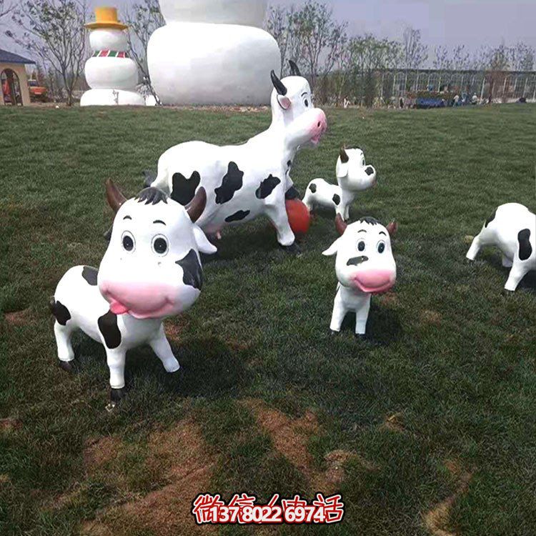 可愛小奶牛玻璃鋼雕塑，為戶外園林景觀增添獨特魅力
