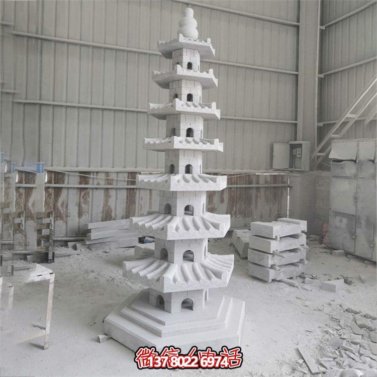 天然青石多層石佛塔，雕刻精美，為寺廟擺放