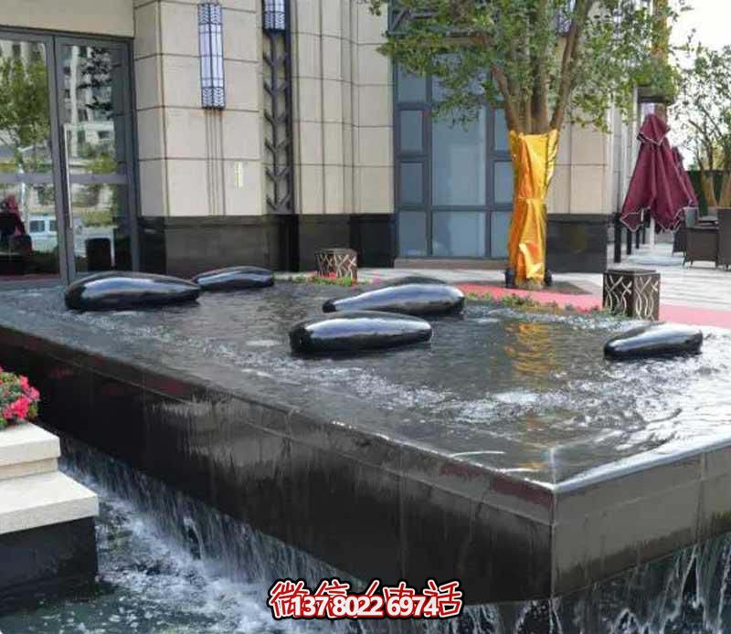 創意水中鵝卵石雕塑，為酒店池塘帶來抽象美感