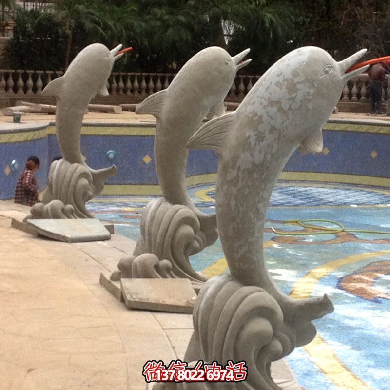 海邊的精美石雕雕塑，讓海豚伴你一起享受美食