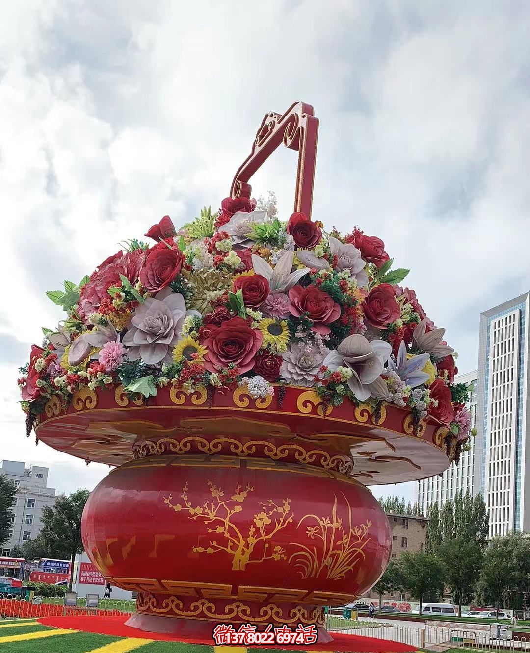 現代五彩花籃，給城市廣場帶來活力