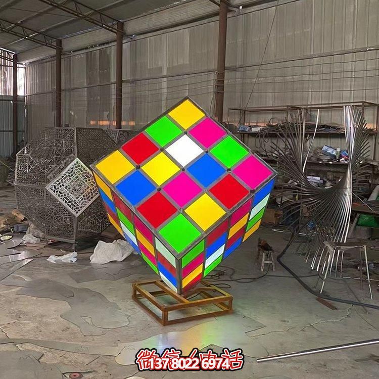 不銹鋼彩繪魔方景觀雕塑，點(diǎn)綴校園廣場(chǎng)