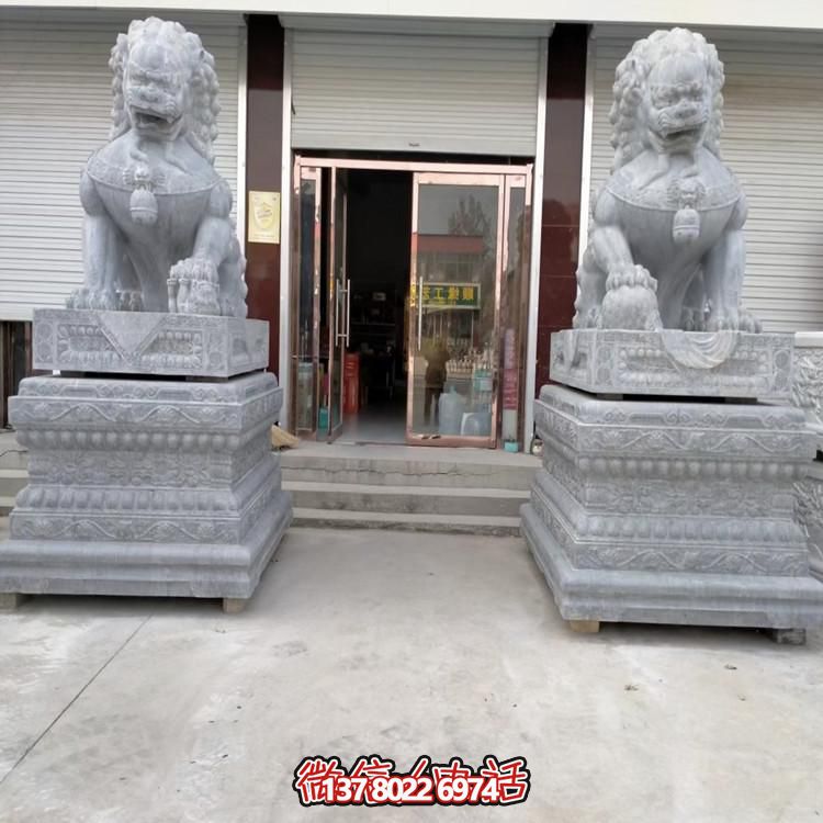 天然青石獅子雕塑，點綴景區大門